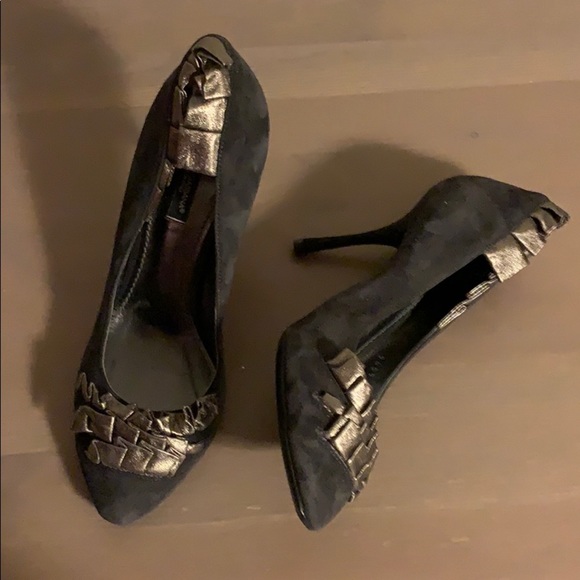 Dolce & Gabbana Grey Suede Ruffled Leather Pumps - Women’s Size 37 - Picture 2 of 11